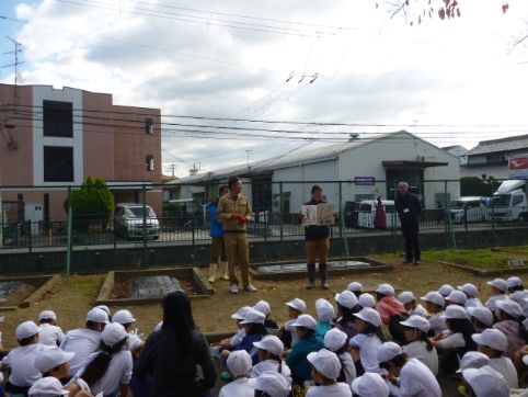 小学校における食育活動(タマネギの栽培指導、苗の植え付け指導)