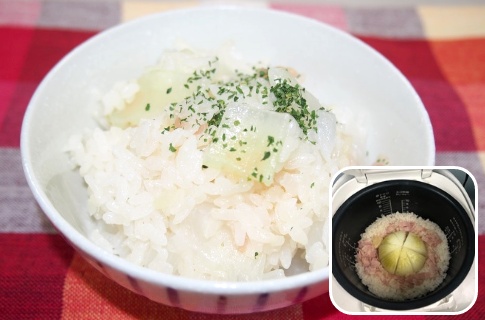 炊飯器で新玉ねぎの丸ごと炊き込みご飯